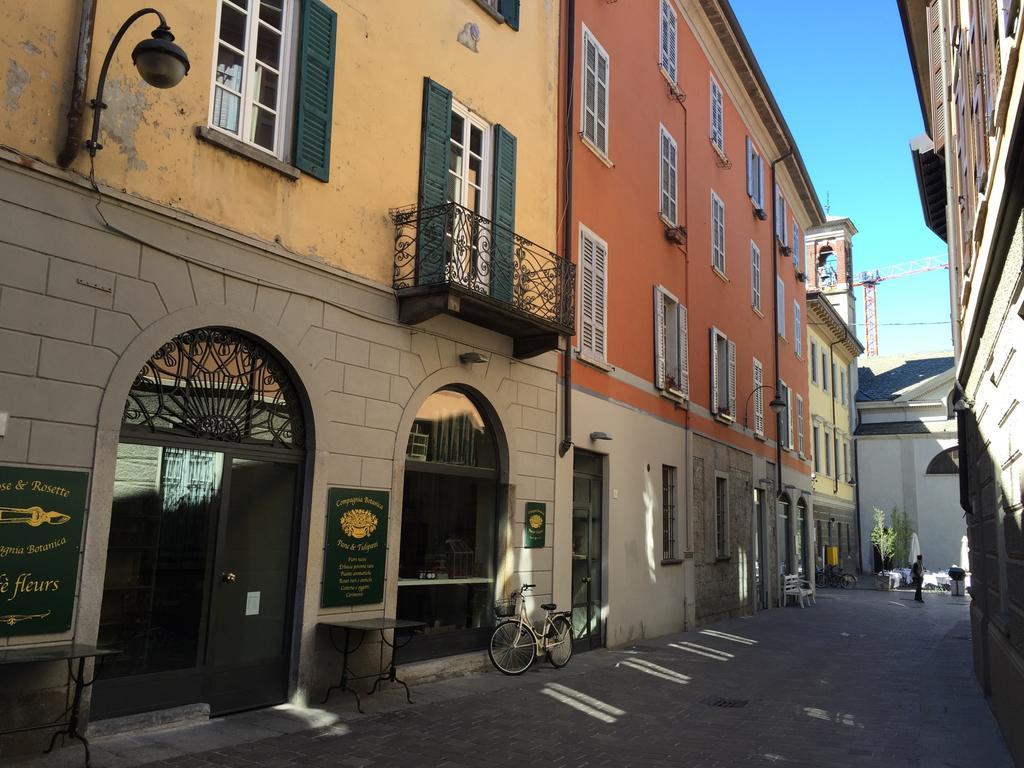 Ancient Courtyard Bonanomi In Como Historic Centre Room photo